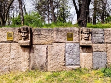 Информационни табели нарушиха облика на барелефи на Мемориален парк “Априлци“ в Брацигово